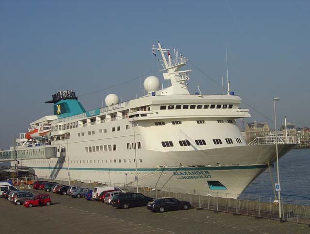 Cruiseschip ms Alexander von Humboldt II van Phoenix aan de Cruise Terminal Rotterdam